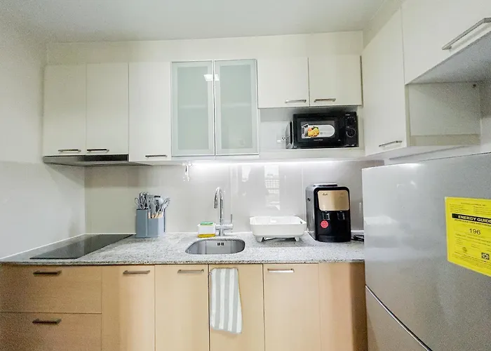 Modern 1br W Exclusive Pool Access